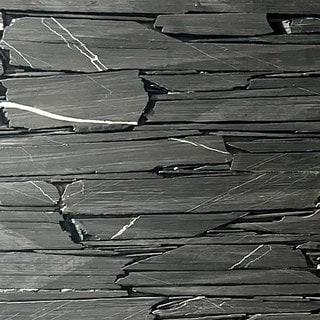 Tonos de Vallado Liso Negro: negro, grafito, veta blanca, en un acercamiento de la muestra real