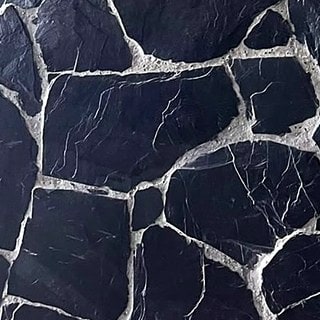Tonos de Laja Negra Pizarra: grafito, negro, junta clara, en un acercamiento de la muestra real