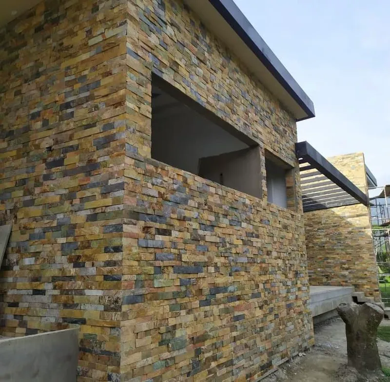 Fachada renovada con piedra cortada amarilla