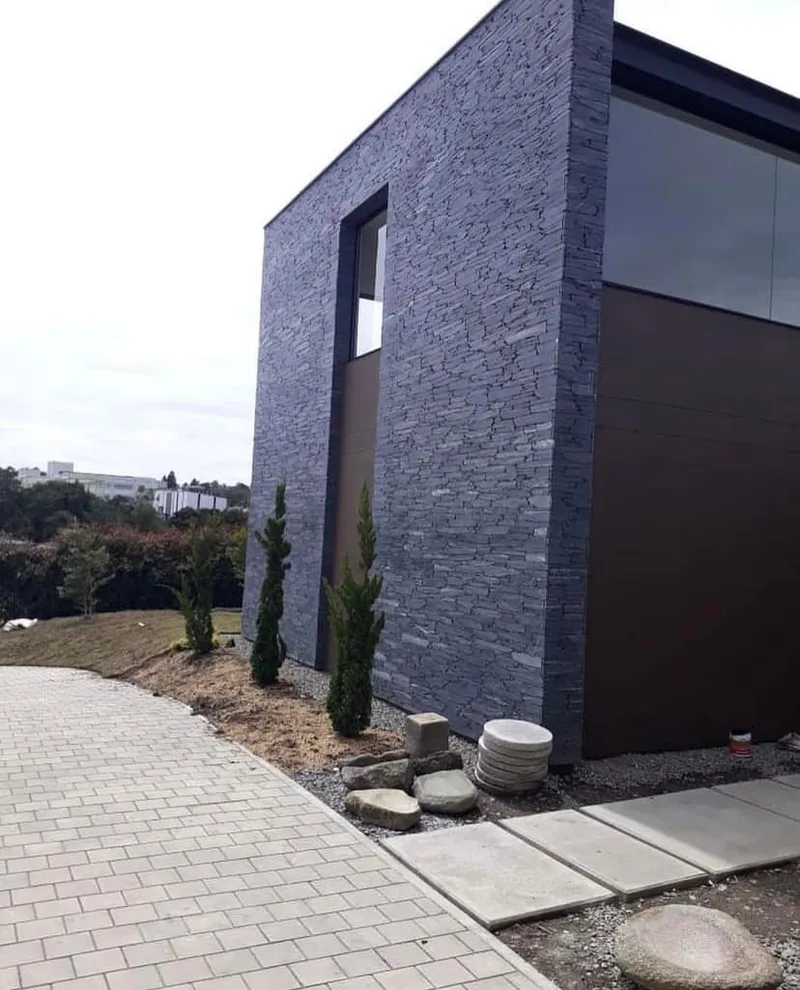 Fachada moderna con piedra bayada lisa gris