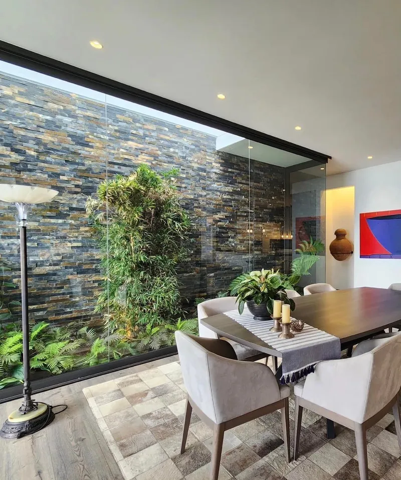 Sala interior con muro de piedra natural